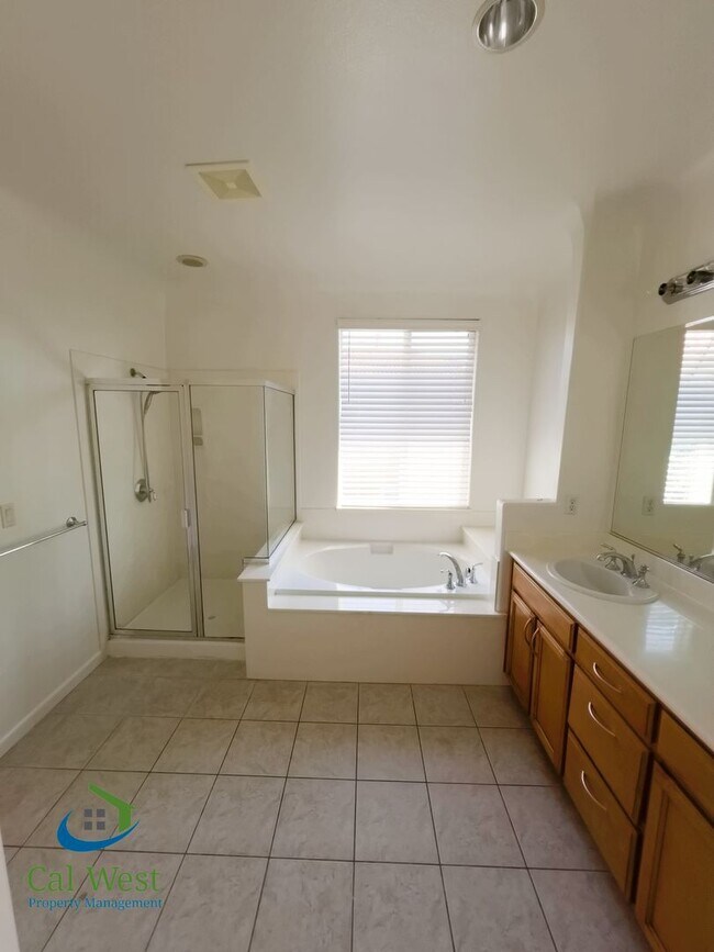Building Photo - $5095 - 2 Story, 4 bed - 2 Bath Home in de...