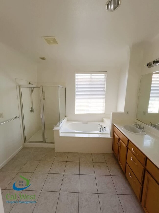 Building Photo - $5295 - 2 Story, 4 bed - 2 Bath Home in se...
