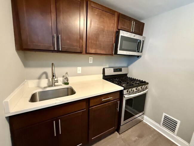 Building Photo - Fully Renovated 2BR Home w/ Fenced Yard & ...