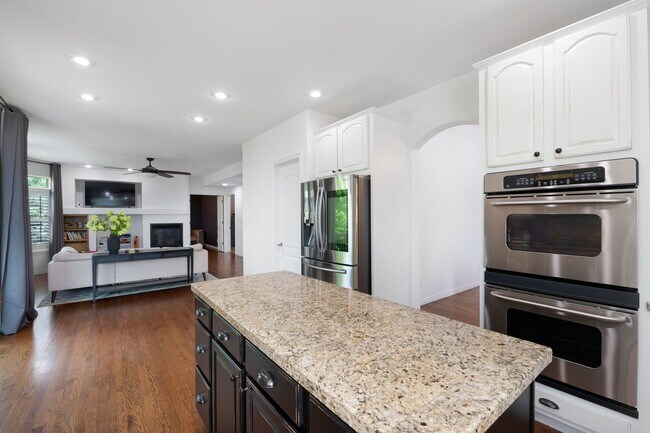 Building Photo - Elegant Mountain-View Retreat in Stone Cro...
