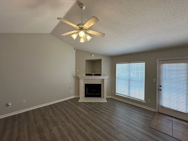 Building Photo - Bright open 3BR/2ba with bonus, 1900 sq feet!  Pets are owner's approval, fees apply.