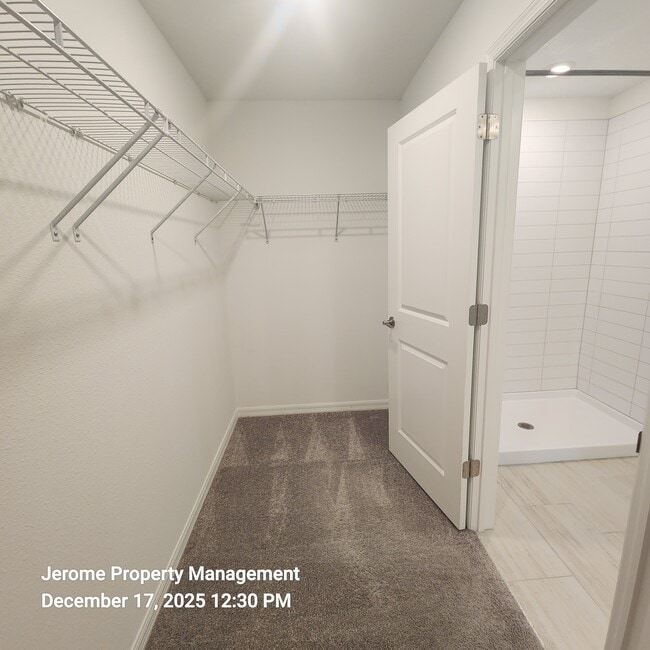 Building Photo - 2546 Leonia Ln