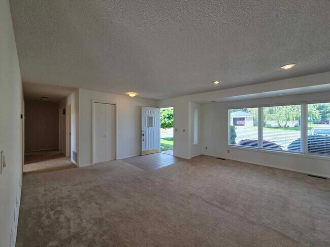 Building Photo - Quiet Rental in Waterville with Garden!