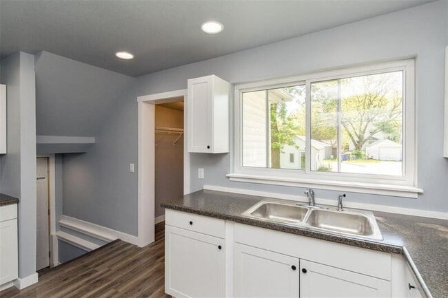 Building Photo - 916 6th St SW