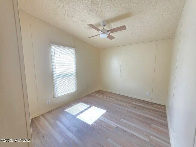 Building Photo - 5606 W Twin Peaks Rd