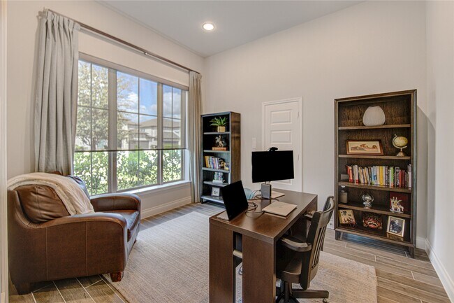 Building Photo - 1930 Creekwood Cv