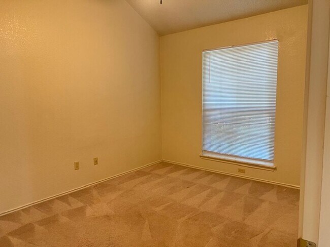 Building Photo - 2405 Creek Dr