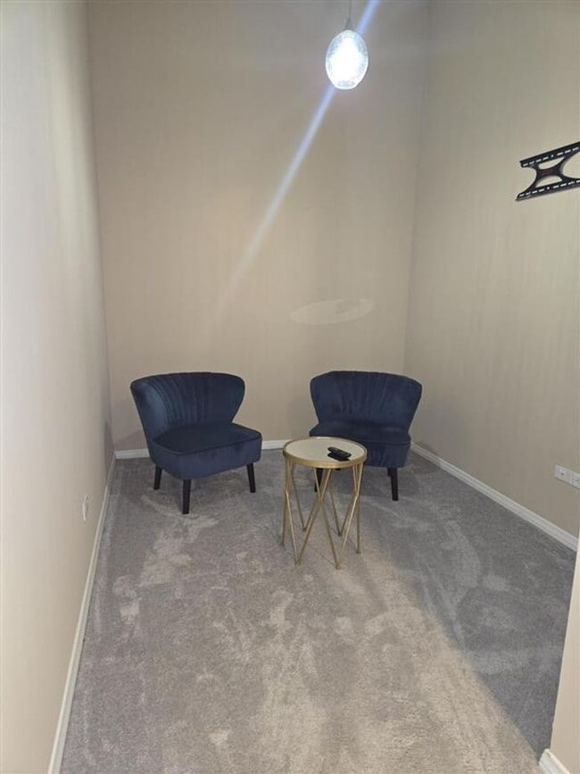 Building Photo - High Rise Stunner!