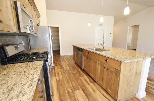 Building Photo - 4044 Queen Anne Dr