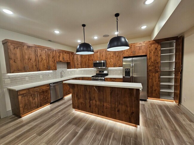 Building Photo - 876 S Lincoln Ave