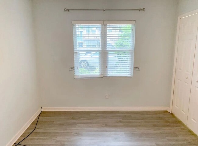 Building Photo - Hottest location, unit available near best beaches and downtown