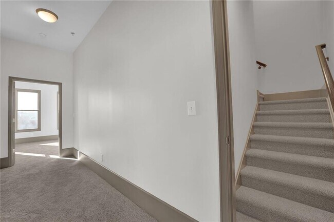 Building Photo - 745 Fountainhead Ln NE