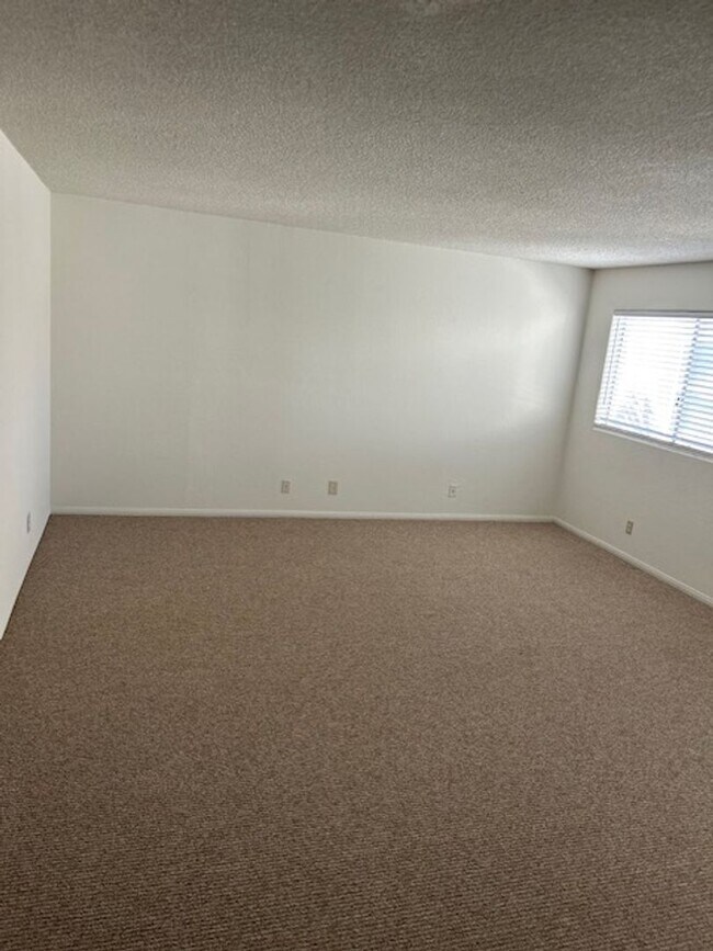 Building Photo - 267 W Amar St