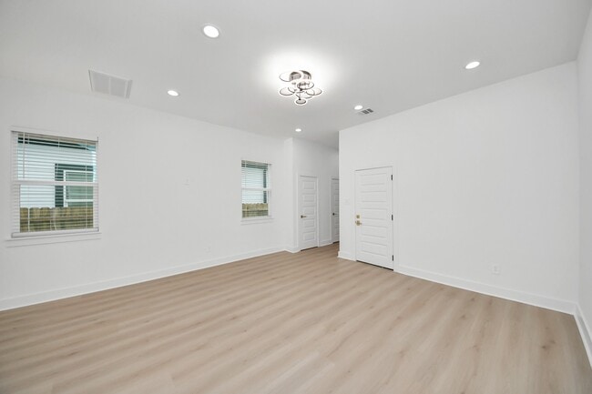 Building Photo - 8601 Amadwe St