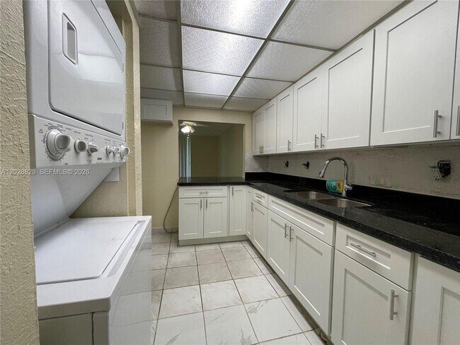 Building Photo - 10090 NW 80th Ct