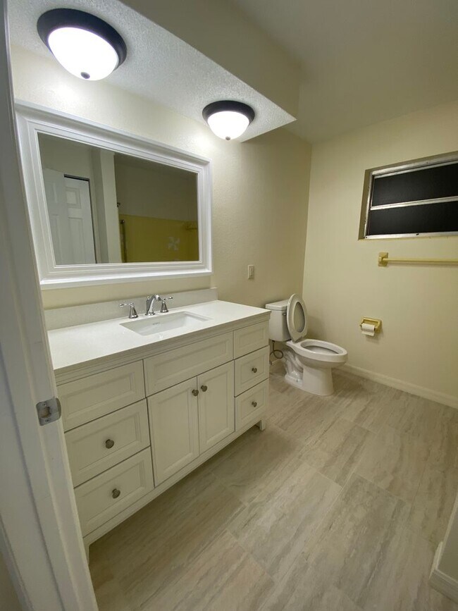Building Photo - 2385 Poinsettia Dr