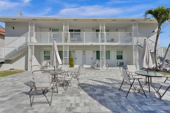 Building Photo - 906 N Riverside Dr