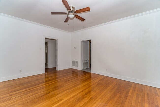 Building Photo - 2-BEDROOM COTTAGE IN TOBIN HILL