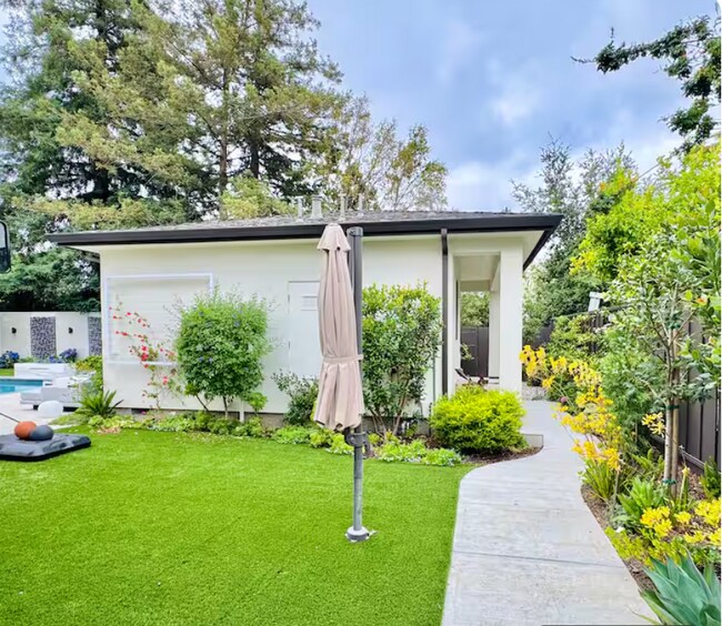 Separate walkway to the guesthouse from the side gate - 4206 Pomona Ave