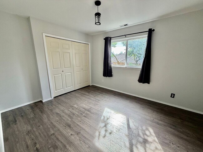 Building Photo - Stunning Elliott Pointe View Home in the Heart of Mukilteo