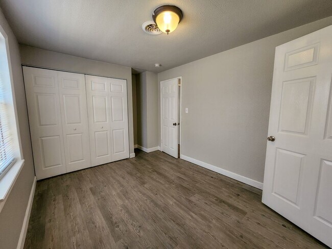 Building Photo - 3 Bedroom 2 Bath brick home in Shawnee