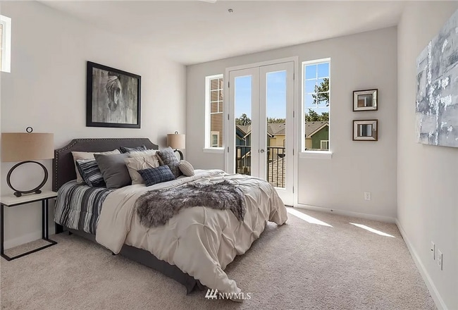 Building Photo - Spacious light and bright condo in Redmond near E Lake Sammamish
