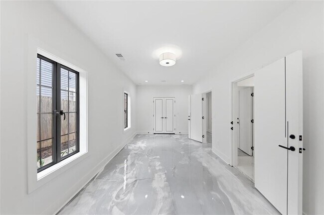 Building Photo - 1385 Sylvan Cir NE