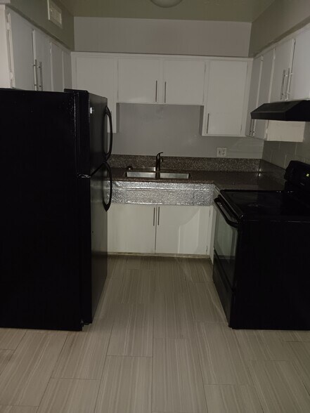 Building Photo - 565 S Royal Crest Cir