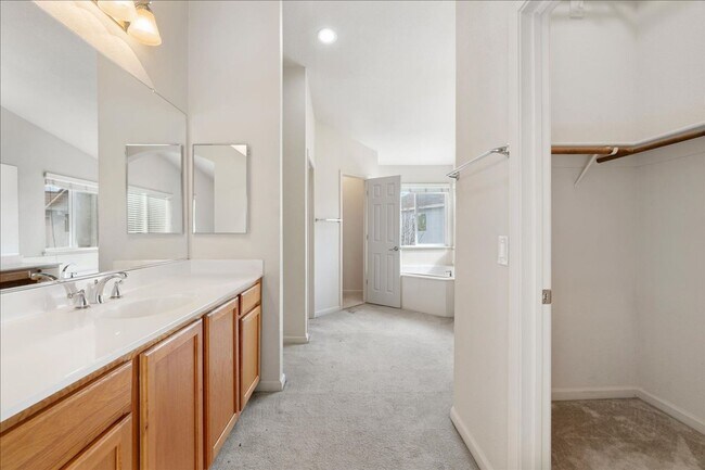 Building Photo - 7 Pewter Ct