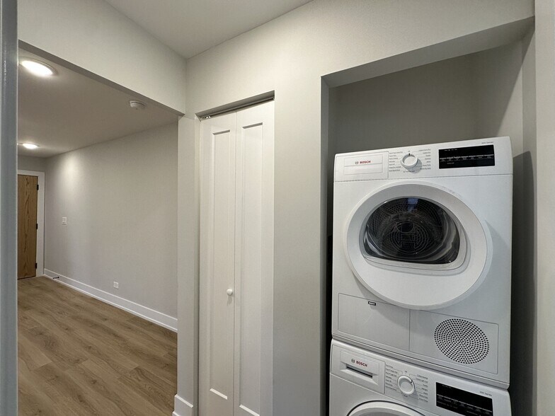 Building Photo - 531 W Aldine Ave