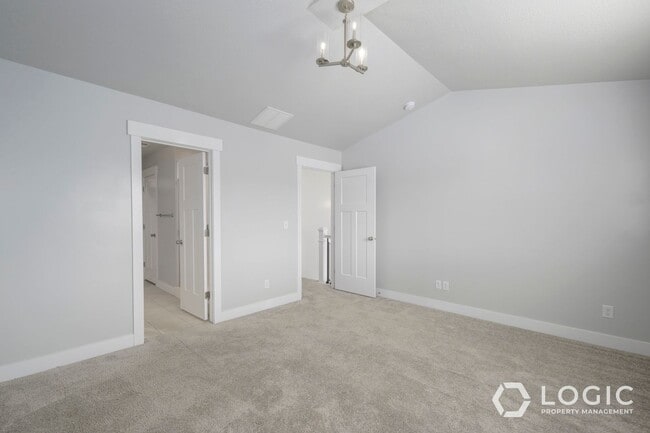 Building Photo - Gorgeous Townhome in Great Location!