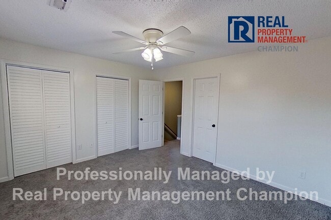 Building Photo - Recently updated 2 BD/1.5 BA End Unit Townhome w/Community Pool