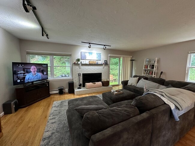 Building Photo - PRICE DROP + NO BROKER FEE....Townhouse, Central AC, 2 Parking Spots