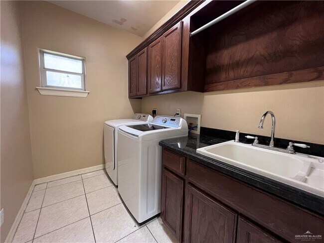 Building Photo - 3701 Blue Jay Dr