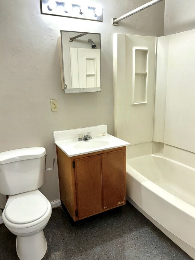 Building Photo - Second floor 1 bedroom apartment- Section ...