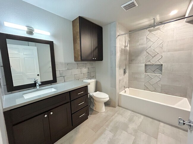 Building Photo - Cozy, Conveniently Located Large One Bedroom Condo!