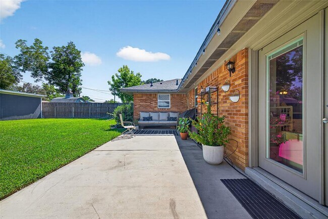 Building Photo - 4318 De Milo Dr