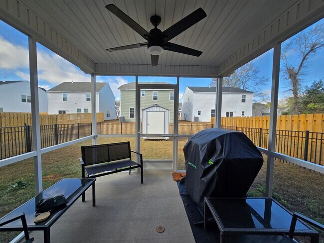 Building Photo - 1762 Camazay Dr