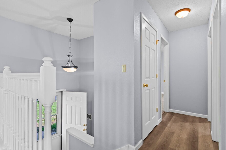 Building Photo - 204 Saxon Dr