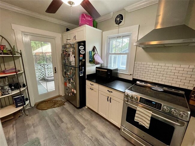 Building Photo - 2120 8th Ave W