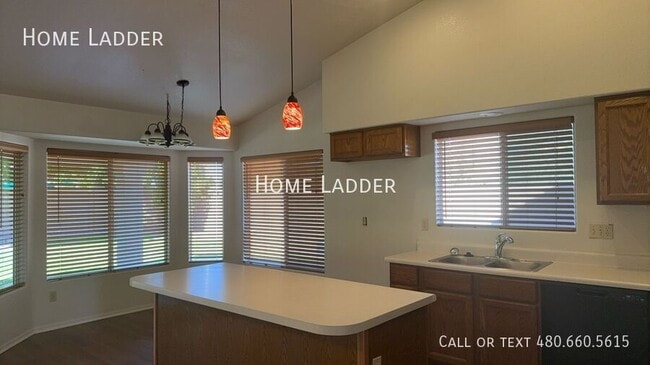 Building Photo - 440 N Leoma Ln