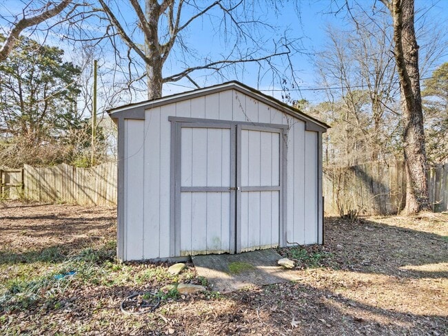 Building Photo - Large lot and close to town.