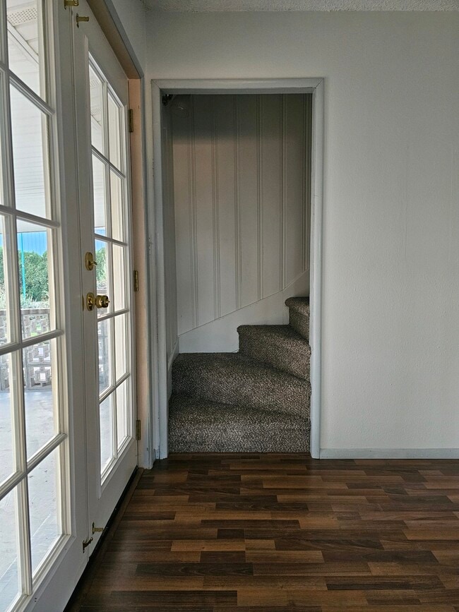 Building Photo - 920 W Edison Ave