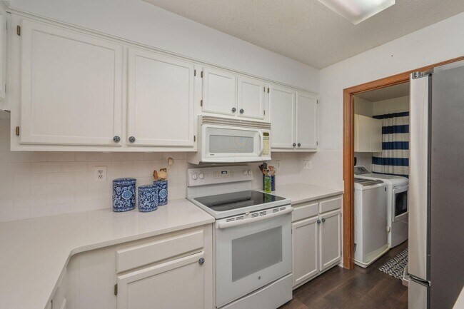 Building Photo - Enjoy resort-style amenities with this rental!
