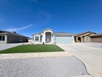 Building Photo - Beautiful 3 Bed 2 Bath with Refrig A/C!