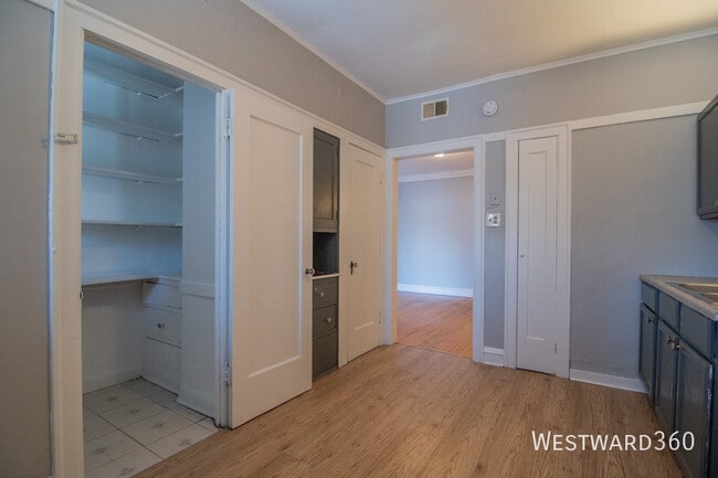 Building Photo - 7841 S Kingston Ave