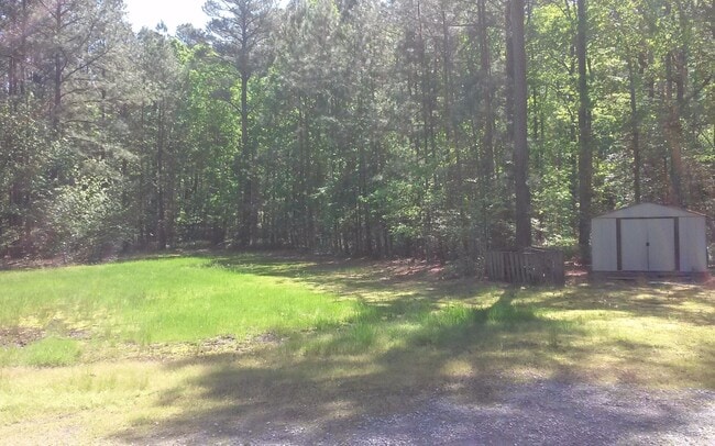 Building Photo - Country living in Glen Allen three bedroom...