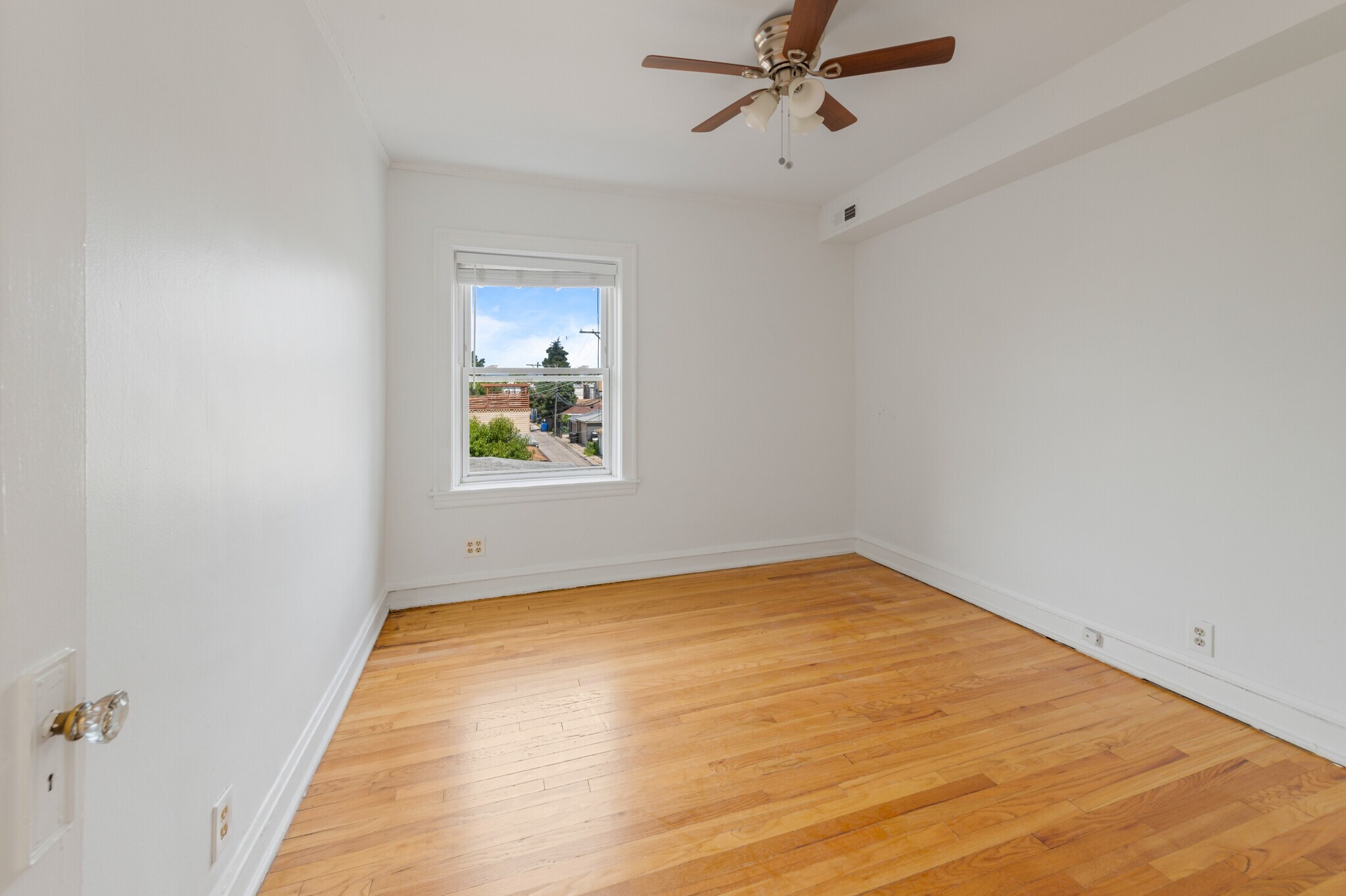 Building Photo - 3048 W Cornelia Ave