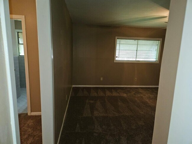 Building Photo - 2100 Colby Dr