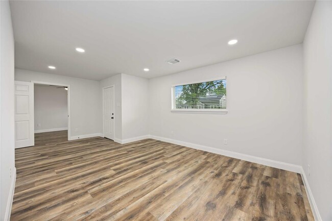 Building Photo - 3806 Zephyr St